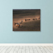 野生の馬の歩くを砂漠に キャンバスプリント (インサイチュ (ウッドフロア))