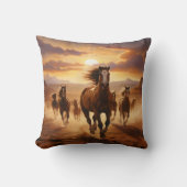 野生の馬の砂漠 クッション (正面)