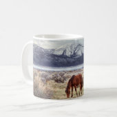 野生の馬:ネバダの冬の風景。 コーヒーマグカップ (正面左)