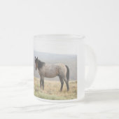 野生の馬 フロストグラスマグカップ (正面右)