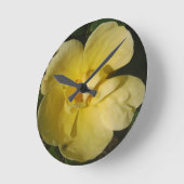 野生の黄色バラ ラウンド壁時計 (傾斜)