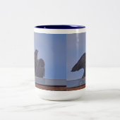 野生の黒いカラス愛好家#Gift ツートーンマグカップ (中央)