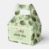 野生の1つは、サファリの赤ちゃんシャワー切り妻の途中にある フェイバーボックス (正面サイド)