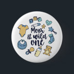 野生の1歳の最初の誕生日少年の母 缶バッジ<br><div class="desc">野生の母親の。1歳おもしろいの記念すべき節目の息子と母を回す男の子ママのための可愛い1歳の誕生日の男の子のママのデザイン祝。カッコいい幼い素晴らし男の子とママの誕生日会のグッズも。世の中の母親であり、世界の母親でもある最高のあなたの人生の中の特別な女性のための完璧なクールデザイン。甘いデザインとキュラシブ書道フォントとベビー物イラストレーション母性と祝母生生活に。</div>