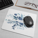野生のAzure |青い植物学パーソナライズされた マウスパッド<br><div class="desc">ボタニカルエレガントロゴmousepadデザインは、アイスブルー、石板、コーナフラワーの冬の色合いの豊かな水の色の葉の縁ど山で囲まれた、あなたの名前やビジネス名を特徴とする。Wild Azureコレクションに合わせて設計。</div>