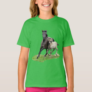 野生のDulmenの馬のロバのかわいい子馬のギャロップ-緑 Tシャツ
