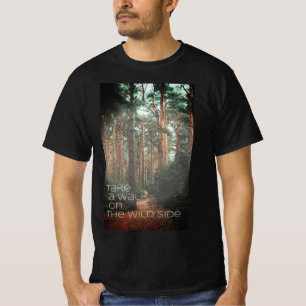 野生のTシャツを着て散歩する Tシャツ