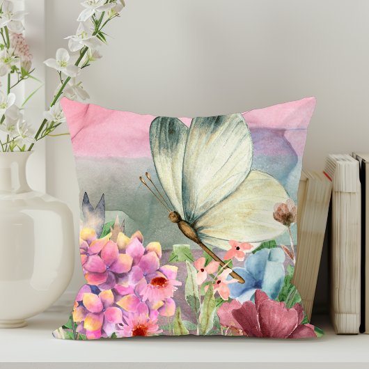 野生カラフルの花の間の蝶のキス クッション