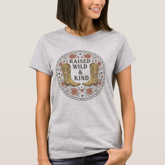 野生児で優しいカウガールブーツのフラワースローガン Tシャツ (正面)