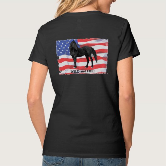 野生及び自由なアメリカの野生の馬Vの首のTシャツ Tシャツ (裏面)