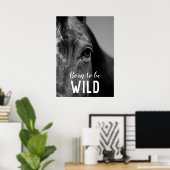 野生生まれの黒と白のクローズアップ馬の目 ポスター (ホームオフィス)