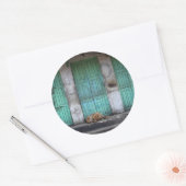 野良犬と緑のドアの丸いシール ラウンドシール (封筒)