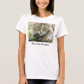 野良猫の世話をするTシャツ Tシャツ (正面)
