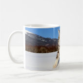 野良猫ニャン吉【雪原を行く】 コーヒーマグカップ (左)