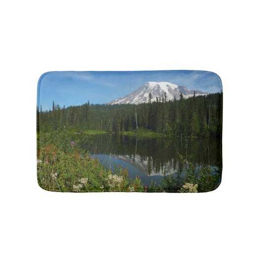 野花とレーニア山の湖の反射 バスマット (正面)