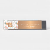 野花の桃の模様の銅の金ゴールド モノグラムの デスクネームプレート (正面)