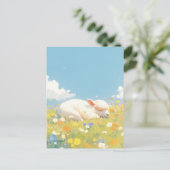 野花の草原で眠る白い赤ちゃんアルパカ ポストカード (スタンド正面)