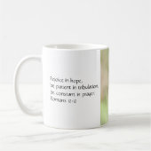 野花の蝶とローマの詩 コーヒーマグカップ (左)