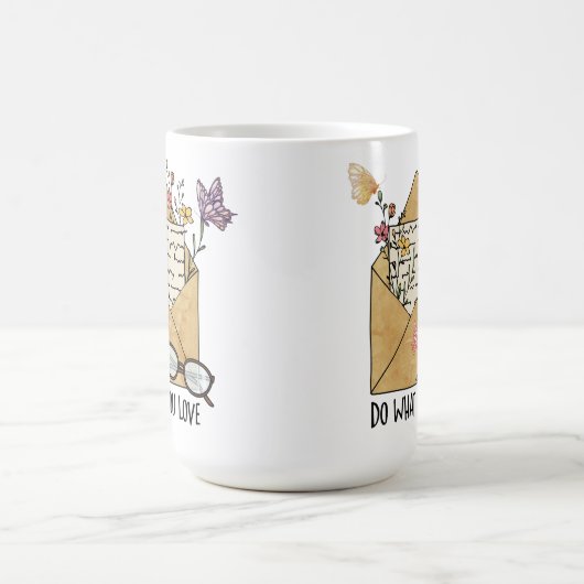 野花の蝶の眼鏡を好きなことをする コーヒーマグカップ (中央)