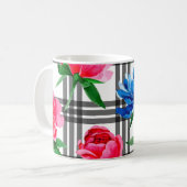 野花の赤と青の牡丹の花が入る コーヒーマグカップ (正面左)