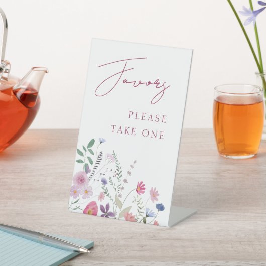 野花は台座の看板を好む 台座サイン (インサイチュ)