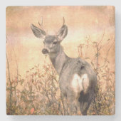 野草の中の若い鹿でにぎやかなテクスチャーのアート ストーンコースター (正面)