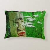 野草の間で赤い唇のあるアメリカのインドのトーテム アクセントクッション (裏面)