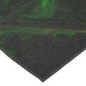 野草の間で赤い唇のあるアメリカのインドのトーテム テーブルクロス (アングル)