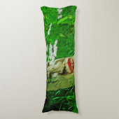 野草の間で赤い唇のあるアメリカのインドのトーテム ボディピロー (正面縦)