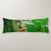 野草の間で赤い唇のあるアメリカのインドのトーテム ボディピロー (正面)