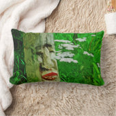 野草の間で赤い唇のあるアメリカのインドのトーテム ランバークッション (ブランケット)