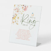 野草夏の牧草地にリングや輪の看板を置く 台座サイン (正面)