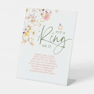 野草夏の牧草地にリングや輪の看板を置く 台座サイン