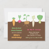 野菜が土の中で育つ子供のガーデンパーティーの誕生日 招待状 (正面)