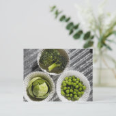 野菜の紙カップの高角度ビュー ポストカード (スタンド正面)