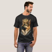 金の冠を被ったジャーマンシェパード Tシャツ (正面フル)