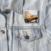 金めっきされ、色彩の鮮やかなハープシコード 缶バッジ (インサイチュ)