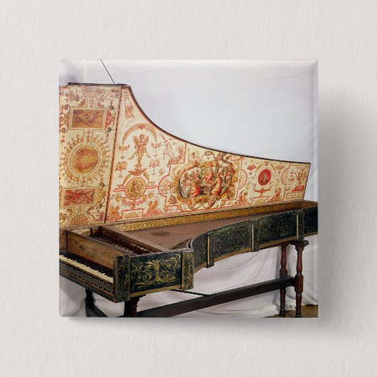 金めっきされ、色彩の鮮やかなハープシコード 缶バッジ (正面)