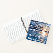 金やる気を起こさせるの日の出の写真、「与えNever Up」 ノートブック (内部)