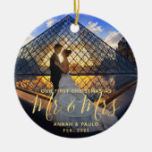 金エレガントの私たちの初めてのクリスマスミセス写真 セラミックオーナメント (正面)