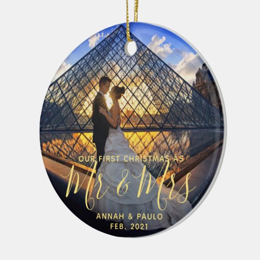 金エレガントの私たちの初めてのクリスマスミセス写真 セラミックオーナメント (左)