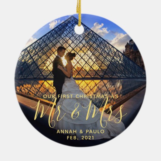 金エレガントの私たちの初めてのクリスマスミセス写真 セラミックオーナメント (裏面)