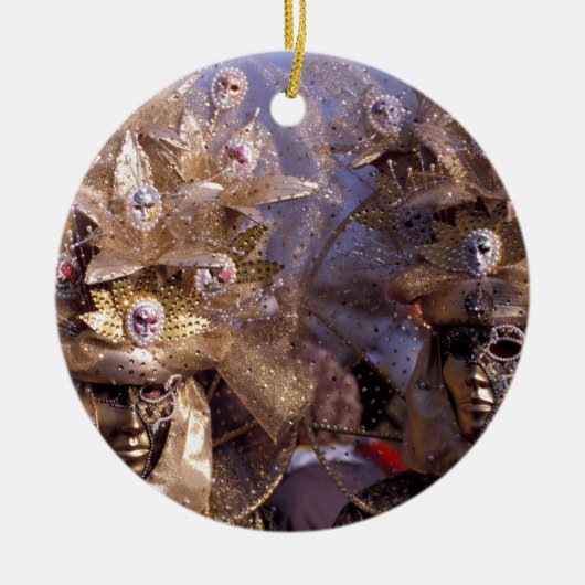金カーニバルのコスチュームが付いているベニス風のカップル セラミックオーナメント (正面)