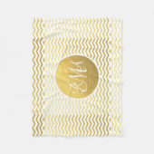 金ゴールドおよびシェブロンの白いモノグラムのなパーソナライズ フリースブランケット (正面)