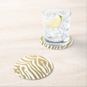 金ゴールドおよび白いシマウマのストライプなパターン ラウンドペーパーコースター (インサイチュ)