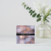 金ゴールドおよび青い《写真》ぼけ味のプロフェッショナルのカメラマン スクエア名刺 (スタンド正面)