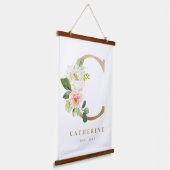 金ゴールドかわいらしフローラモノグラムレターCベビー子供部屋 吊り下げ型タペストリー (傾斜あり)