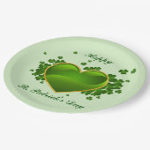 金ゴールドでトリミングされた緑のハートとシャムロック ペーパープレート (アングル)