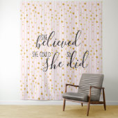 金ゴールドとストライプピンクの信じドット タペストリー (インサイチュ)