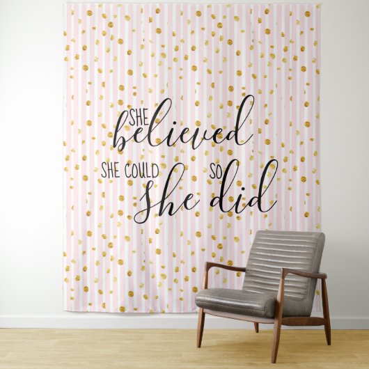 金ゴールドとストライプピンクの信じドット タペストリー (インサイチュ)